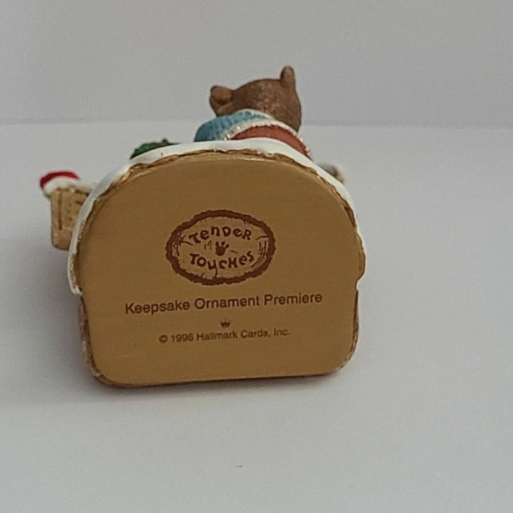 Hallmark Keepsake Ornament 1996 Tender Touches Bear Decorating Wreath Christmas‎